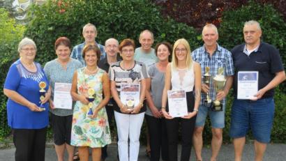 Bild: adj
Die ausgezeichneten Mitglieder des 1.SKC Altenstadt von links: Karolina Humig, Petra Irlbacher, Thomas Lugert, Gerlinde Sossalla, Michael Deuerling, Sonja Guhling, Harald Lugert, Martina Lugert, Lena Lugert, Torsten Hartann und Robert Moller.