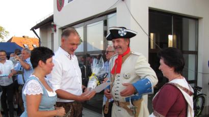 Bild: sei
Die Flosser Landwehrwar mit Kommandant Franz Schmidt angetreten, Schoss Salut und überreichte natüarlich ein hochprozentiges Geschenk.