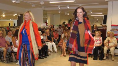 Bild: ubb
Es bleibt auch im Modeherbst bunt. In auffälliger Weise mischen sich die Farben mit warmen Herbsttönen, der Natur entnommen.