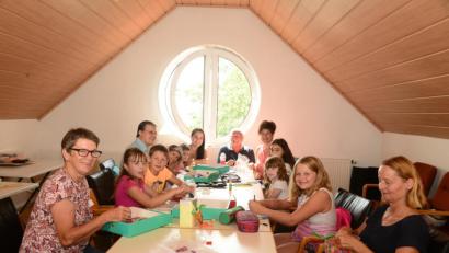 Bild: bey
Die Kinder sind eifrig dabei, aus Restmüll tolle Sachen zu basteln.