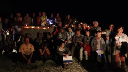 Bild: flt
Nachdem die Sonne bereits vollständig untergegangen war, begann das Taizé-Gebet auf der Burgruine Liebenstein.