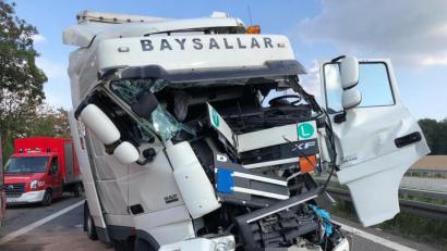 Bild: Alexander Auer
Auf der A3 bei Sinzing hat es in der Waldhäuselkurve einen schweren Unfall gegeben.