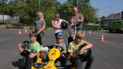 Bild: kro
Sechs „Nachwuchs-Schumis“ nahmen am Kart-Schnuppertraining teil, zu dem Ferdinand Wagner (hinten rechts) im Rahmen des Ferienprogramms eingeladen hatte.