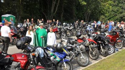 Bild: es
Pfarrer Wilhelm Bauer im grünen Messgewand und mit Strohhut, begleitet von den Ministtranten Leni und Andreas Kick, segnete Biker und deren Maschinen.
