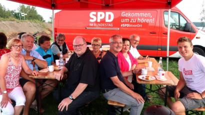 Bild: Hirsch
Die Bundestagsabgeordneten Marianne Schieder und Uli Grötsch nachten mit ihrem SPD-Dialogbus Station am Steinberger See.
