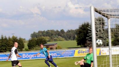 Bild: heh
Der TSV Konnersreuth erkämpfte sich gegen den TSV Thiersheim nach einem 0:2-Rückstand noch ein 2:2. Hier erzielt Oliver Schicker (Mitte) den Anschlusstreffer. Die Thiersheimer Michael Seidel (links) und Torwart Valentin Schinner sind ohne Abwehrchance.