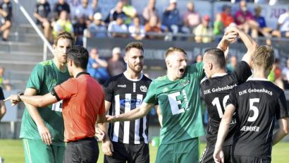 Bild: Ziegler
75. Spielminute: Schiedsrichter Lothar Ostheimer (links) gibt Handelfmeter für die DJK Gebenbach (Mario Zitzmann links hinten bekam einen Rettungsversuch von Innenverteidiger Ferdinand Buchner an die Hand) , wobei sich der vorherige Ammerthaler Nachschusstorschütze Andre Karzmarczyk (Mitte rechts) und der Gebenbacher Timo Kohler (Zweiter von rechts) verbal heftig duellieren.