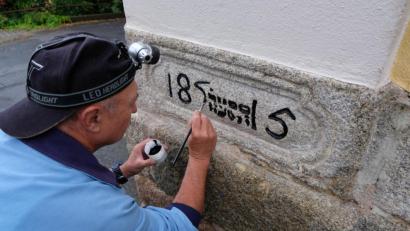 Bild: le
Bauhofarbeiter Sigi Schell erneuert die Inschriften an den Gedenksteinen.