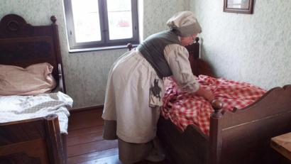 Bild: e
Poliermeistersgattin Corneli Paltz beim Bettenmachen - natürlich mit Orginalbetten.