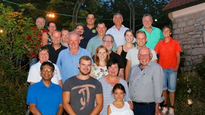 Bild: bsc
Helmut Schaumberger (rechts unten) feierte seinen 75. Geburtstag. Der rüstige Oldie hatte zu einer Nachfeier in den Gasthof „Goldener Engel" geladen. Viele Weggefährten, Freunde und einstige Sportkameraden kamen und gratulierten aufs Herzlichste. Pfarrer Joseph (links unten) und Bürgermeister Gottfried Härtl (zweite Reihe, Zweiter von links) wünschten ebenfalls viel Gesundheit und dankten dem Jubilar für seinen Einsatz im Gemeindeleben.