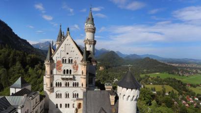 Bild: Karl-Josef Hildenbrand/dpa
ARCHIV - 09.08.2018, Bayern, Schwangau: Blick auf das Schloss Neuschwanstein.