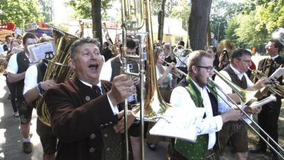 Bild: Hirsch
Jubelnd zog Stefan Karl, Chefdirigent der Blaskapelle Schwarzenfeld (links), zusammen mit den Teunzer Musikern ins Festzelt ein.