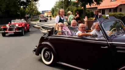 Bild: zer
Ausgiebig genießen die Gäste die Rundfahrt im Oldtimer durch den Ort.