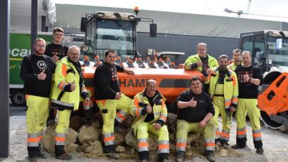 Bild: lue
Zehn Mitarbeiter aus Tirschenreuth kümmern sich seit Anfang Februar um die Aufbauarbeiten der Hamm AG in München. Das Unternehmen präsentiert sich dort als Teil der Wirtgen Group auf der Bauma 2019.