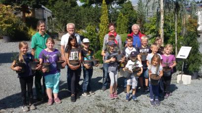 Bild: fz
Fachkundig leiten Gärtnermeisterin Michaela Forster (hinten links) die Kinder beim Pflanzen ihrer Weißtannen an.