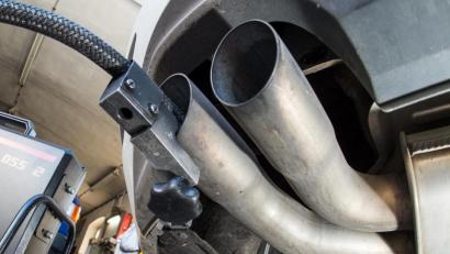 Bild: Patrick Pleul/dpa
Ein echter Skandal: Der Messschlauch eines Geräts zur Abgasuntersuchung für Dieselmotoren steckt im Auspuffrohr eines VW Golf 2.0 TDI.