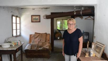 Bild: Gabi Schönberger
"Leben wie anno dazumal": Maria Singer-Hilburger im Inneren des Eslarner Bauernhauses.