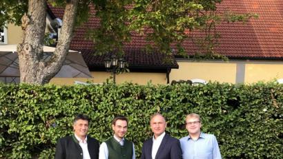 Bild: knh
In der Mitgliederversammlung des CSU-Ortsverbandes werden die von Edgar Knobloch (links) und Christoph Müller (rechts) empfohlenen Kandidaten Stephan Oetzinger und Richard Kammerer einstimmig für die Kreistagswahl 2020 bestätigt.