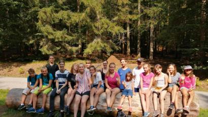 Bild: exb
Die Gruppe wandert am Nationalparkzentrum Falkenstein.