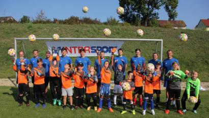 Bild: kro
Spiel und Spaß standen im Mittelpunkt beim Torwartcamp für talentierte Nachwuchstorhüter, zu dem Huberth Rosner (hinten rechts) gerufen hatte.