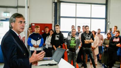 Bild: Hösamer
Regierungspräsident Axel Bartelt verwies zum Stadt des Ausbildungsjahrs auf die Bedeutung der Fachkräfte für die Wirtschaft und den Wohlstand in der Oberpfalz.