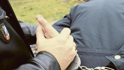 Bild: exb
Polizisten haben einen 23-Jährigen verhaftet, nachdem dieser vor einem Lokal in der Nürnberger Innenstadt damit gedroht hatte, mit seinem Beil "alle aufzuschlitzen.