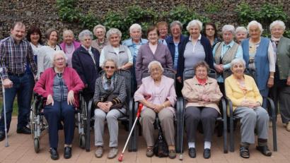 Bild: weu
Einmal im Jahr besuchen die Seniorinnen des Seniorentreffs St. Johannes das Seniorenheim zu einem gemeinsamen Essen und einer Andacht. Dort treffen sie auch alte Bekannte.
