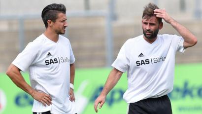 Bild: A. Schwarzmeier
Das Spielertrainer-Duo der SpVgg SV Weiden II ist derzeit äußerst zufrieden: Michael Riester (links) und Marco Lorenz führen mit ihrem Team als Aufsteiger die Bezirksliga Nord an.