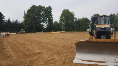 Bild: gi
Auf dem früheren „Weiß-Grundstück“ zwischen Grundschule und Wieskirche entsteht derzeit das neue Pflegeheim in Moosbach.