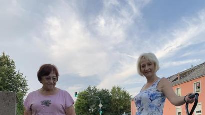 Bild: Bäumler/fph
Edelpapagei Max ist der Liebling von Erika Sveropa (links) und Carmen Steinbacher aus Waldershof.