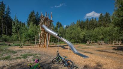 Bild: sds
Bei Großensterz wurde im Juli der Sterz-Weg, ein 3km langer Erlebnispfad eingeweiht. Ein 3km langer Rundweg mit Insektenhotel, Kletterturm und einem Bike-Parcours soll Kinder und Erwachsene wieder in die Natur rauslocken.