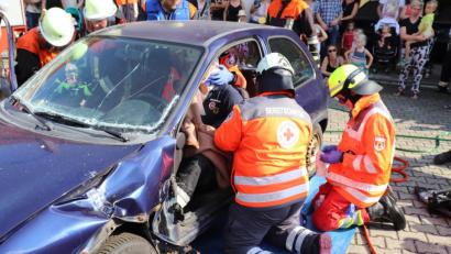 Bild: njn
Bergung einer eingeklemmten Person aus einem verunfallten Auto.