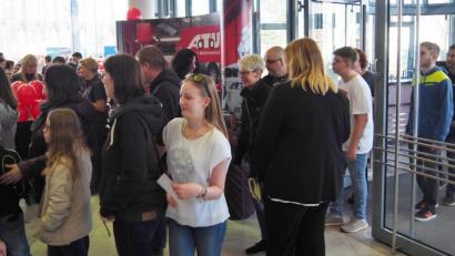 Bild: Bühner
Tausende Jugendliche strömen zu den Ausbildungsmessen, doch immer weniger bewerben sich später tatsächlich.