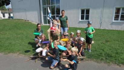 Bild: jzk
Jasmin Rädlein und Antonia Schindler (hinten von rechts) betreuten die beiden Gruppen in der fünften und letzten Woche beim Ferienprogramm von Learning Campus in Kemnath.