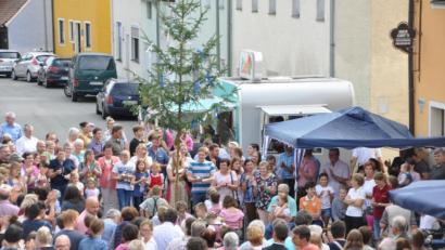 Archivbild: es
Auf großes Interesse stoßen bei den Besuchern des Regionalmarktes die Tanzaufführungen der Woppenriether Kirwakids (Foto) und der Kichwapaare.