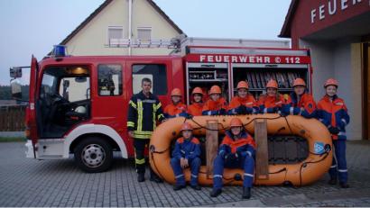Bild: dob
Nachdem die Ortschaft Böhmischbruck unmittelbar an der Pfreimd liegt, wurde beim 24-Stunden-Aktionstag auch eine Übung mit dem Schlauchboot durchgeführt, das die Wehr seit einigen Jahren besitzt. Jugendwart Bernhard Keck (links) arbeitete das Konzept aus.