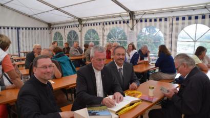 Bild: swo
Gerne trägt sich der ehemalige evangelische Regionalbischof des Kirchenkreises Ansbach-Würzburg und Prior des evangelischen Klosterkonvents Kloster Heilsbronn, Christian Schmidt (Mitte), an der Seite von Bürgermeister Peter Dotzler (rechts) und Pfarrvikar Christian Preitschaft (links) ins Goldene Buch der Gemeinde Gebenbach ein.