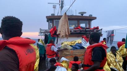 Bild: Johannes Filous/dpa
Nach einem Gewitter mit schweren Regenfällen schützen sich die rund 100 Migranten an Deck des Rettungsschiff "Eleonore" mit Rettungsdecken. Der Kapitän Claus-Peter Reisch hat auf der Eleonore den Notstand ausgerufen.