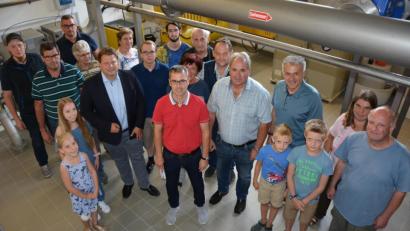 Bild: jr
Bauamtsleiter Thomas Grillmeier (Mitte, im roten T-Shirt) führte die Besucher von der CSU, der Frauen-Union und der Jungen Union Mitterteich durch die Trinkwasseraufbereitungsanlage in Zirkenreuth.