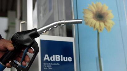 Bild: Peter Roggenthin dpa/lby
Die Harnstofflösung Adblue reduziert den Schadstoffausstoß bei Lastern. Doch der Zusatzstoff kostet Geld - das wollte sich offenbar ein Lkw-Fahrer sparen, der dafür eine ausgeklügelte Manipulations-Vorrichtung nutzte.