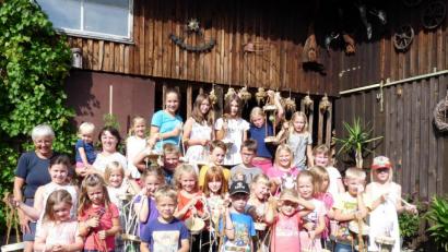 Bild: njn
Viel Spaß hatten die Kinder beim Ferienprogramm des Obst- und Gartenbauvereins. Mit auf dem Bild die Vorstandsmitglieder Elisabeth Ockl (links) und Monika Stock (dritte von links).