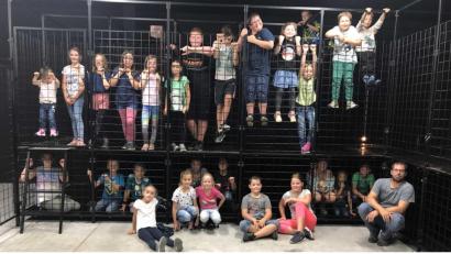 Bild: FFW Schönhaid-Leugas/exb
27 Buben und Mädchen sahen sich in der Atemschutzstrecke um. Rechts im Bild Tobias Steinhauser, der den Besuch möglich machte.