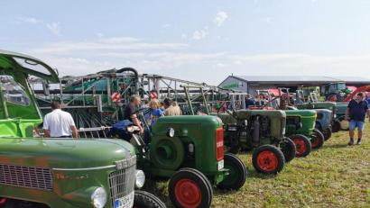 Bild: gz
Die alten und neuwertigen landwirtschaftlichen Fahrzeuge reihten sich Blech an Blech.