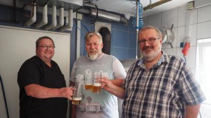 Bild: exb
Sichtlich wohlschmeckend ist das Jubiläumsbier, wie (von links) Peter Reiser, Michael Eismann sowie Gerhard Steiner feststellen dürfen.