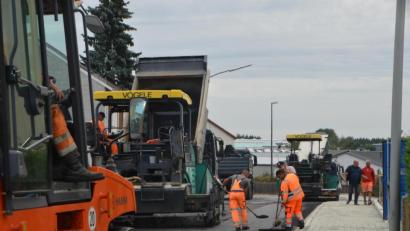 Bild: dob
Pünktlich wie geplant begannen am Montagmorgen die Asphaltierungsarbeiten im Braunetsriether Weg. Ab Mittwoch ist die Straße wieder ungehindert befahrbar.