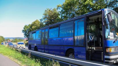 Bild: Roland Wellenhoefer
Unfall mit einem Schulbus auf der B22 bei Kemnath.