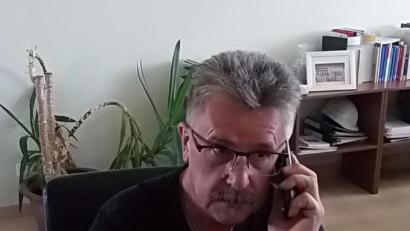 Bild: ubb
Wolfgang Braun (Bild) wollte schon Schadenersatz fordern. Aber das sei der Telekom scheinbar egal, klagt er. Jetzt telefoniert der Fuchsmühler Bürgermeister auch im Büro eben ständig mit dem Handy und nimmt's gelassen.