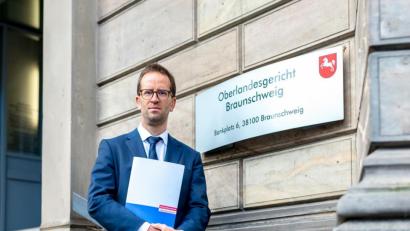 Bild: Yasmina Aust/dpa/Verbraucherzentrale Bundesverband e.V.
Klaus Müller, Vorstand des Verbraucherzentrale Bundesverband, hat zusammen mit dem ADAC die Musterfeststellungsklage vor dem Oberlandesgericht Braunschweig eingereicht.