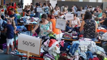 Bild: weu
Eine Riesenauswahl an gebrauchter Kinderkleidung zu billigsten Preisen war übersichtlich in der Turnhalle angeordnet. Beim Baby-Basar der Mutter-Kind-Gruppe war manches Schnäppchen zu machen.