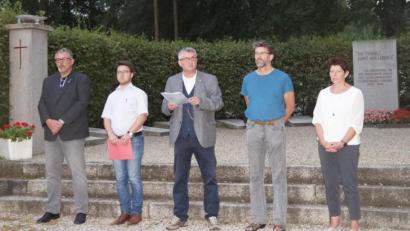 Bild: weu
Peter Wein (zweiter von links) begrüßte neben vielen Gästen zweite Bürgermeisterin Margit Reichl, Willi Rester von der DFG-VK sowie Herbert Schmid, Landesgeschäftsführer „Arbeit und Leben“ und DGB-Kreisvorsitzenden Thomas Hiltl (von rechts) bei der alljährlichen Gedenkveranstaltung auf dem KZ-Gedenkfriedhof.